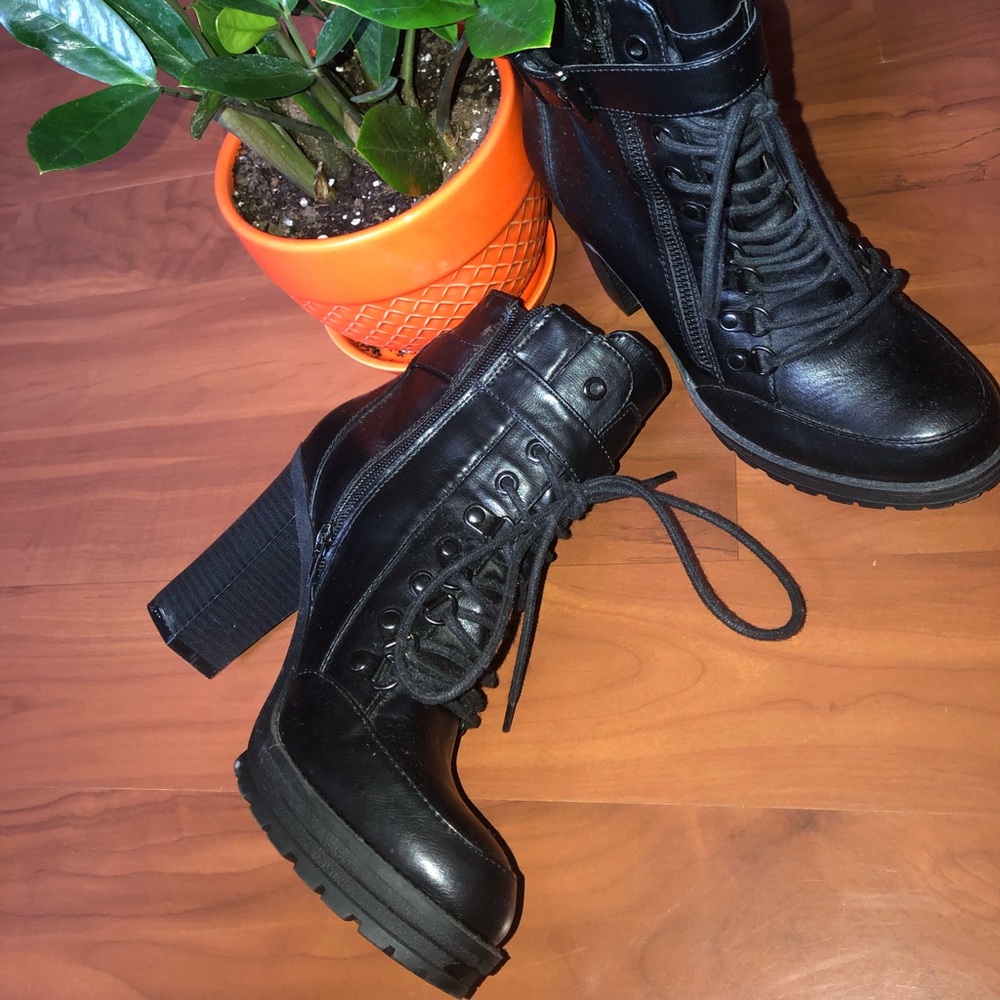 BARELY WORN GREAT CONDITION - Picture 2 of 2